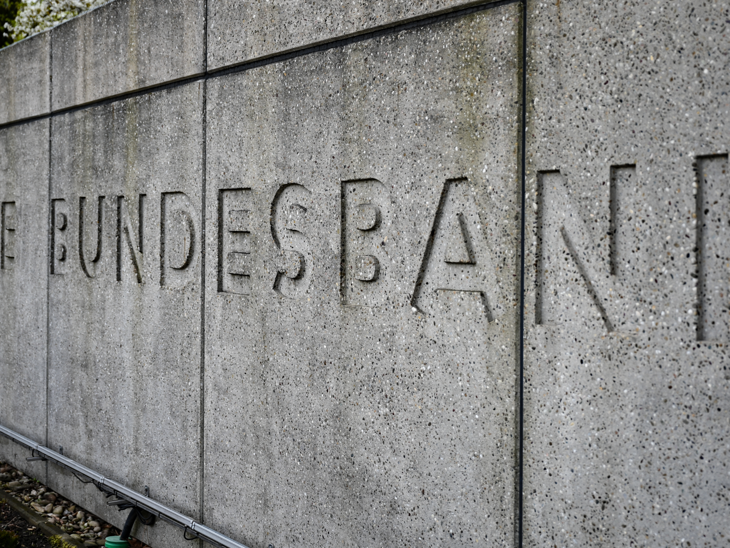 Die Mauer neben dem Haupttor der Zentrale der Deutschen Bundesbank in Frankfurt am Main | Foto: picture alliance/dpa