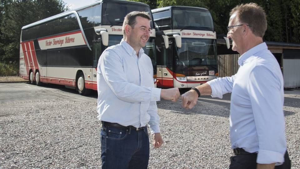 Anders Larsen (tv.) fra Vester Skerninge Bilerne og adm. direktør i Vikingbus, Mogens Pedersen (th.), har givet hånd på, at Vikingbus køber det sydfynske busselskab, Vester Skerninge Bilerne med 130 busser og cirka 100 medarbejdere. | Foto: Vikingbus / PR | Foto: Vikingbus / PR