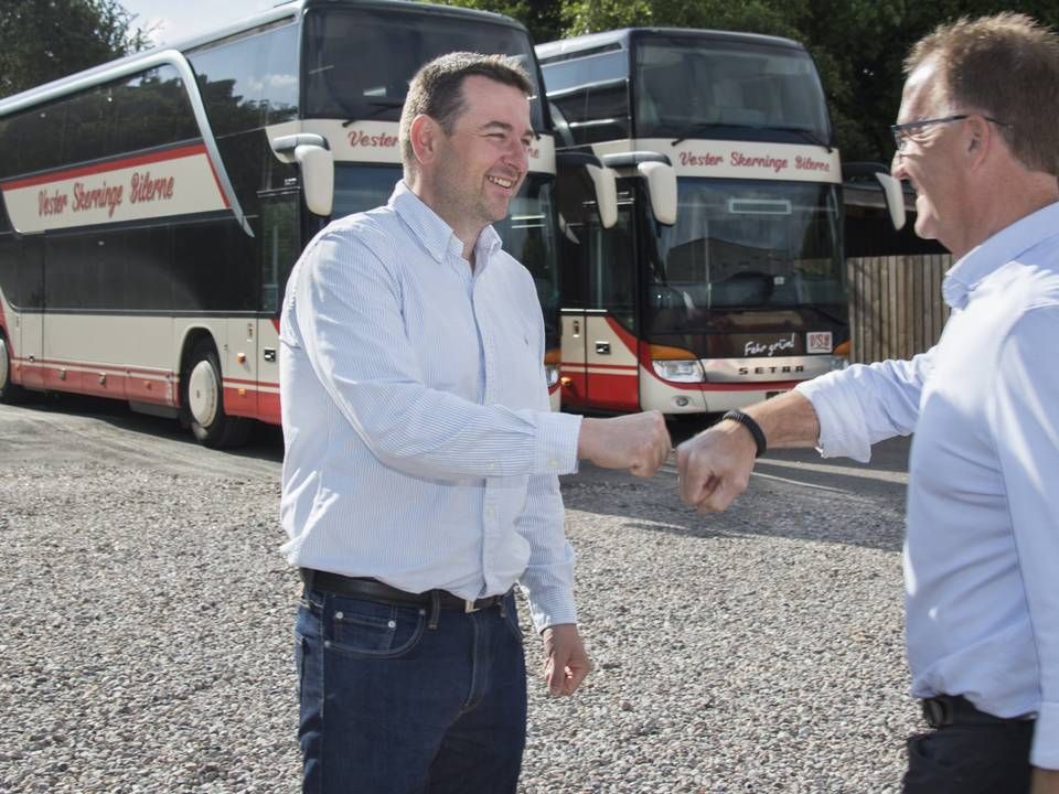 Anders Larsen (tv.) fra Vester Skerninge Bilerne og adm. direktør i Vikingbus, Mogens Pedersen (th.), har givet hånd på, at Vikingbus køber det sydfynske busselskab, Vester Skerninge Bilerne med 130 busser og cirka 100 medarbejdere. | Foto: Vikingbus / PR | Foto: Vikingbus / PR