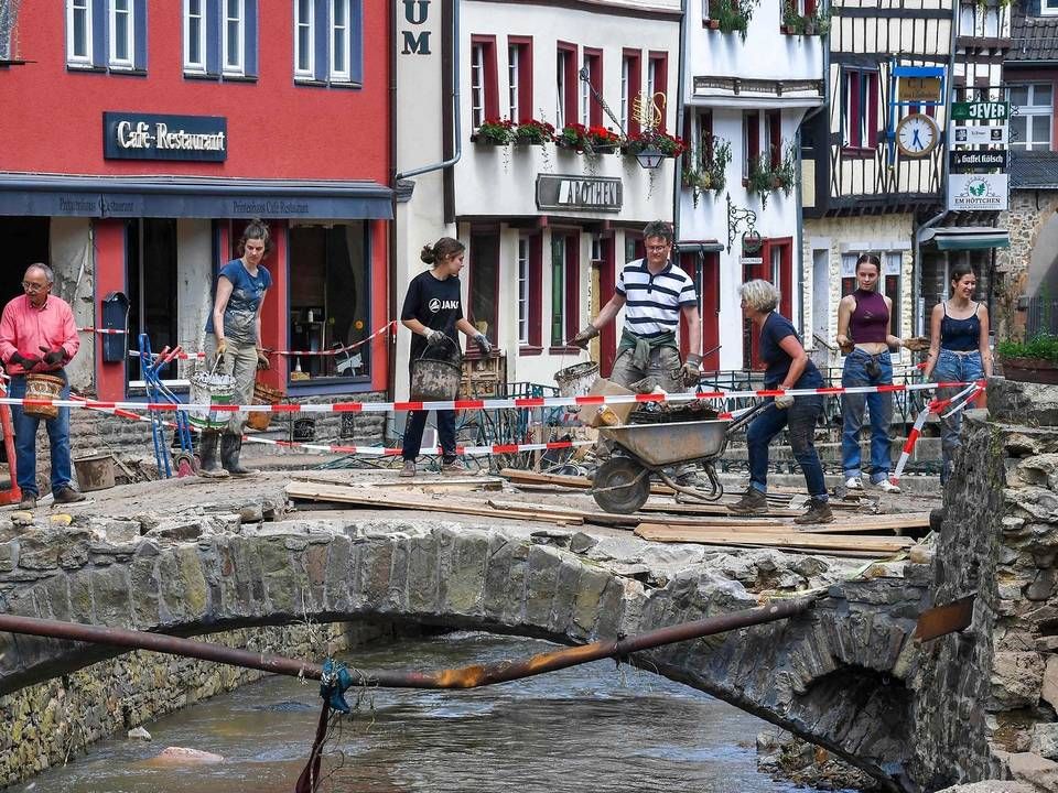 Borgere i Munstereifel i Nordrhein-Westphalen hjælper hinanden med oprydningen. | Foto: Christof Stache/AFP/Ritzau Scanpix/AFP / AFP