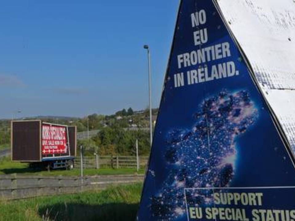 Grænsen mellem Nordirland og Irland er i dag helt åben - og politikerne frygter eksplosive konsekvenser, hvis der skal indføres en 'hård' grænse her. Billedet viser kampagner mod en grænse fra 2018. | Foto: AP/Lorne Cook