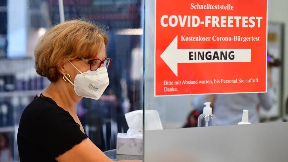 Frau mit einer FFP2-Maske steht in einem der zahlreichen Testzentren in Deutschland | Foto: picture alliance / ZB | Matthias Tödt