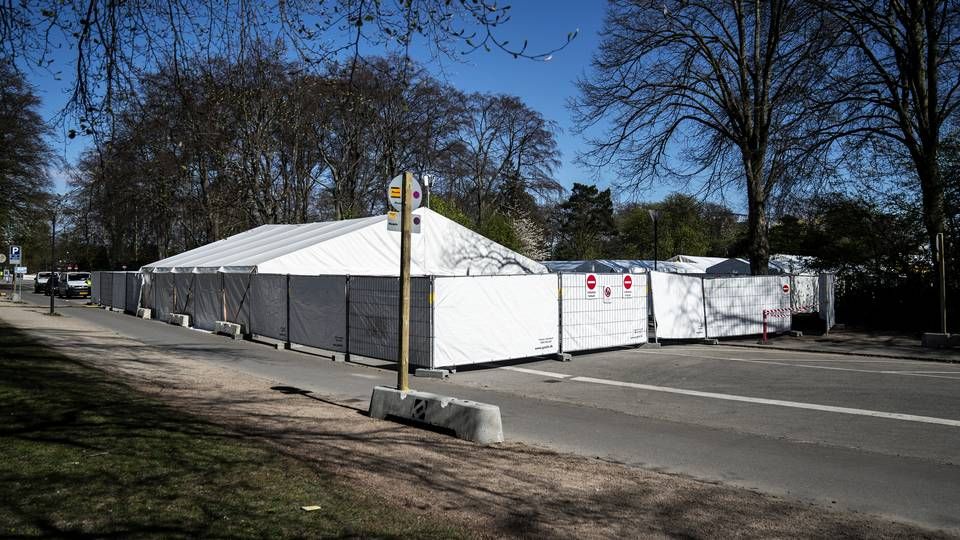 Telte er blevet et almindeligt syn i gadebilledet mange steder som følge af den danske testindsats mod corona. Her et testtelt i Fælledparken i København | Foto: Rasmus Flindt Pedersen / Ritzau Scanpix