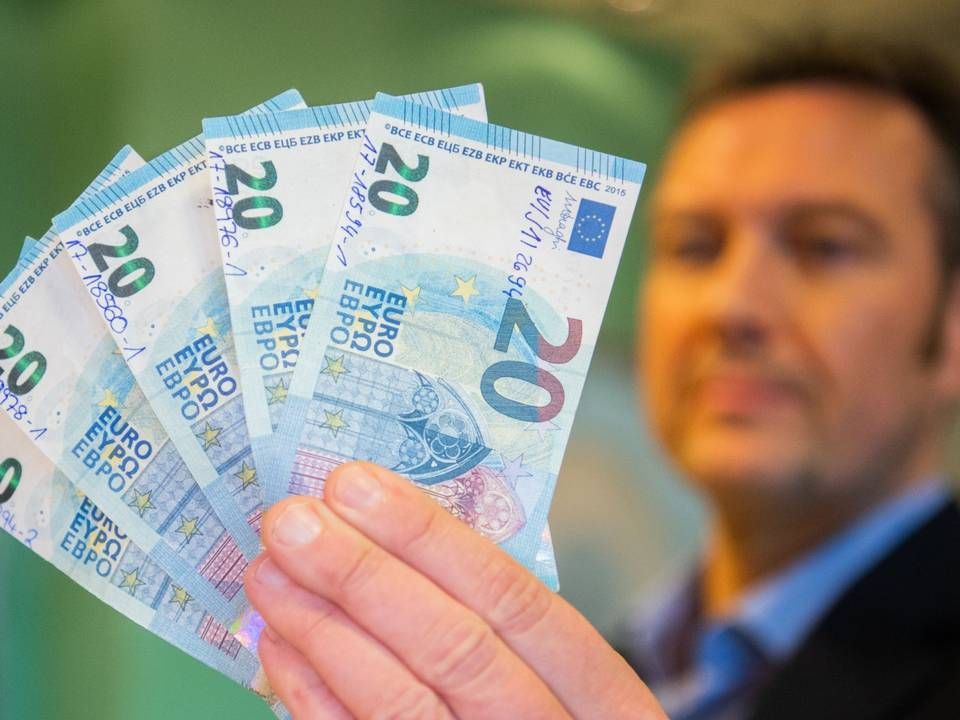 Ein Mitarbeiter der Deutschen Bundesbank zeigt gefälschte und sichergestellte 20-Euro-Noten. | Foto: picture alliance/dpa | Julian Stratenschulte