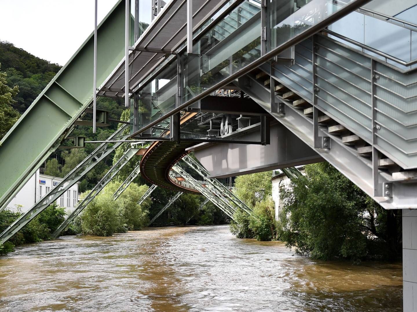 Eine überflutete Schwebebahnstation in Wuppertal am 15. Juli. | Foto: picture alliance/dpa | Christopher Neundorf