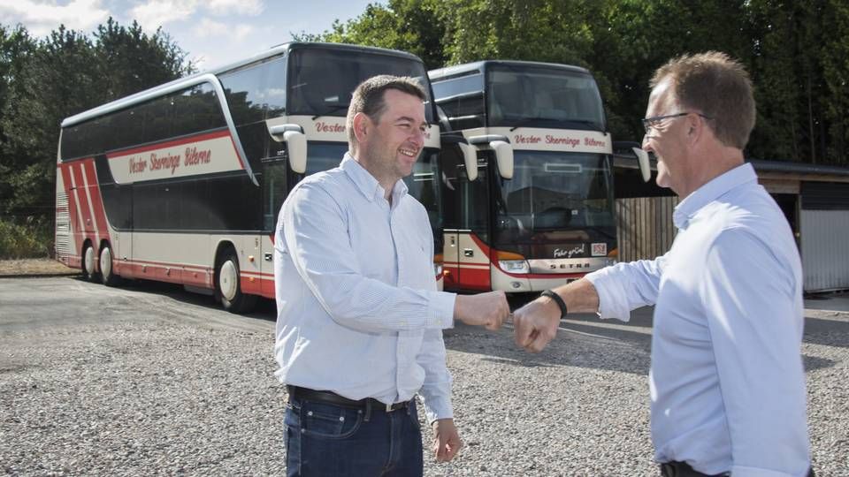 Adm. direktør i Vikingbus, Mogens Pedersen (th.), og Anders Larsen (tv.) fra Vester Skerninge Bilerne kunne mandag fortælle, at Vikingbus overtager det sydfynske busselskab. | Foto: Vikingbus / PR