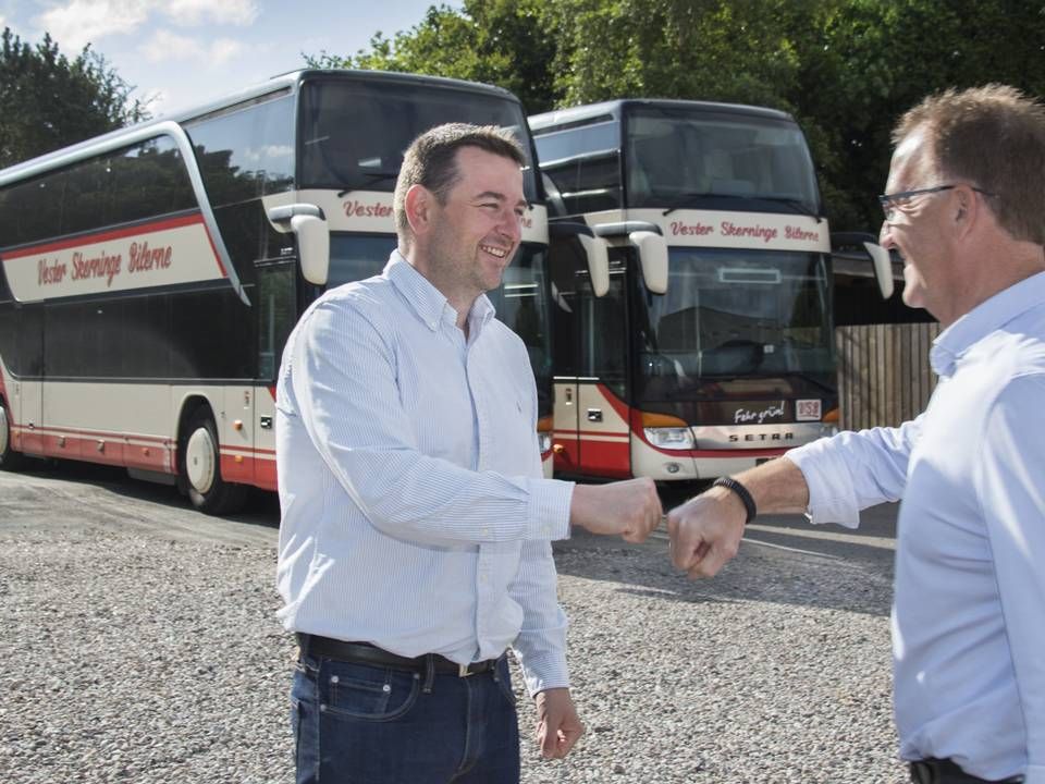 Adm. direktør i Vikingbus, Mogens Pedersen (th.), og Anders Larsen (tv.) fra Vester Skerninge Bilerne kunne mandag fortælle, at Vikingbus overtager det sydfynske busselskab. | Foto: Vikingbus / PR