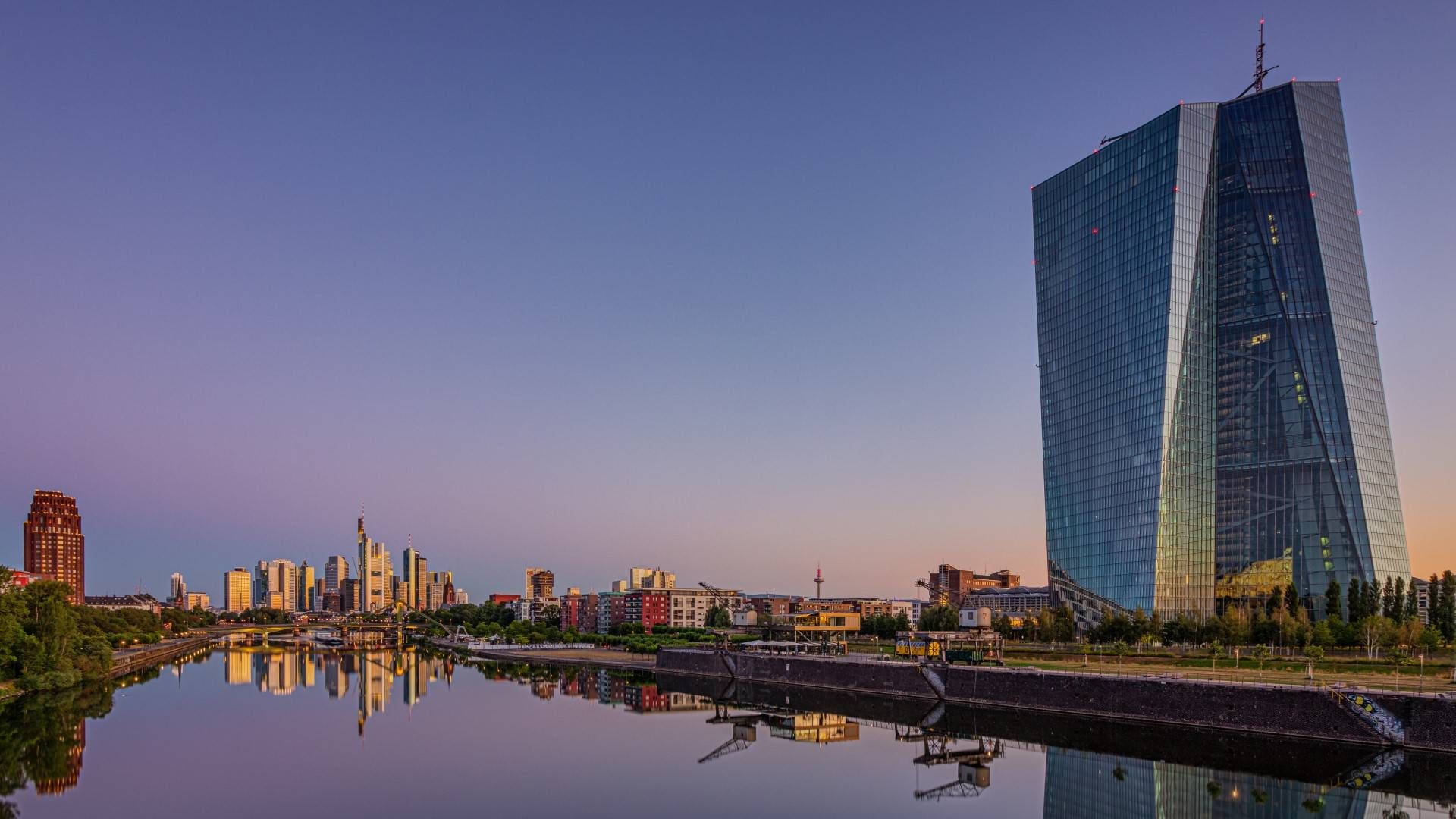 Blick auf die Frankfurter Skyline mit dem EZB-Gebäude im Vordergrund. | Foto: picture alliance / greatif | R7051 Florian Gaul