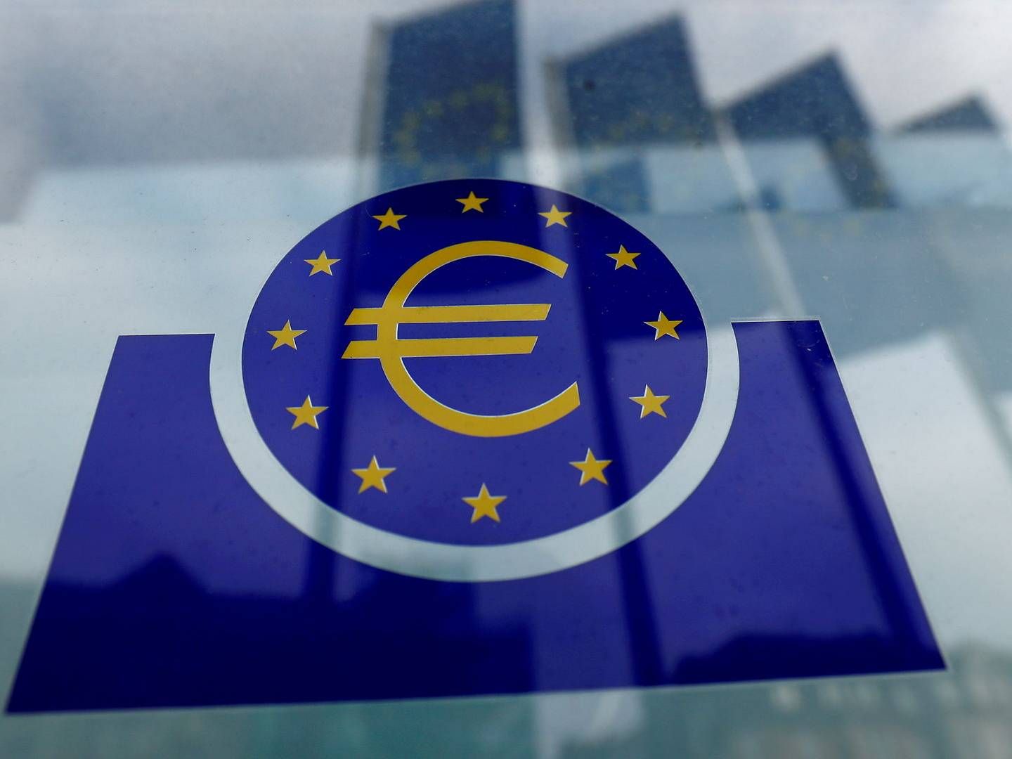 ECB-logoet foran den Europæiske Centralbank i Frankfurt. | Foto: REUTERS/Ralph Orlowski