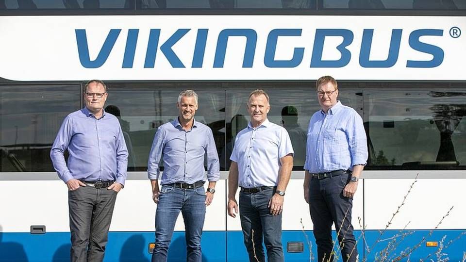 Fra venstre de fire ejere Lars Larsen (Larsenbus), Carsten Papuga (Papuga), Mogens Pedersen (Egons) og Peter Papuga (Papuga Bus), som går sammen med Polaris i selskabet Vikingbus. | Foto: Vikingbus / Bjarke Ørsted