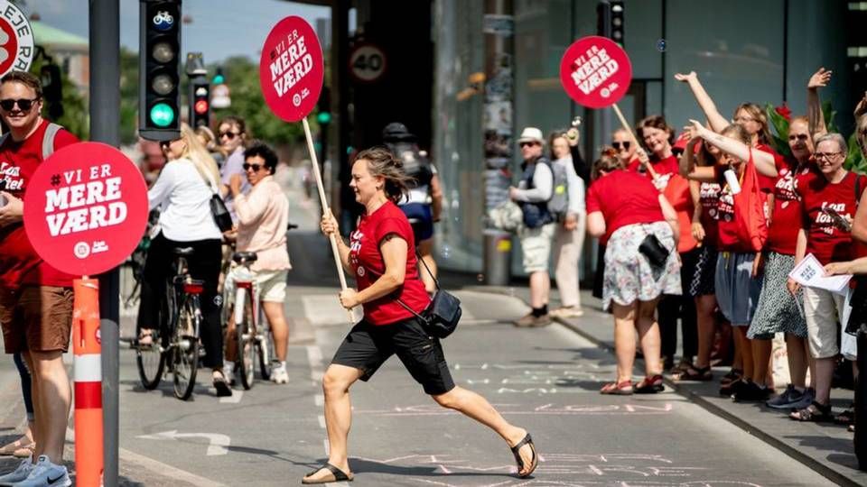 Sygeplejersker deler materiale ud og laver larm ved Nørreport Station for at få opmærksomhed på sygeplejerskestrejken og overenskomstforhandlingerne, i København torsdag den 22. juli 2021. | Foto: Emil Helms/Ritzau Scanpix