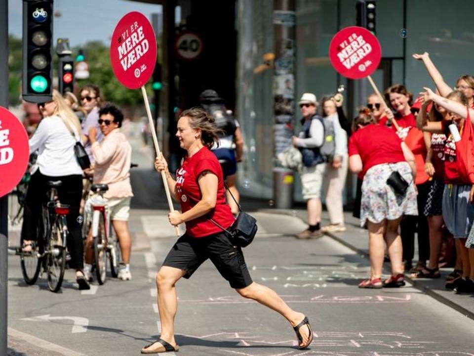 Sygeplejersker deler materiale ud og laver larm ved Nørreport Station for at få opmærksomhed på sygeplejerskestrejken og overenskomstforhandlingerne, i København torsdag den 22. juli 2021. | Foto: Emil Helms/Ritzau Scanpix