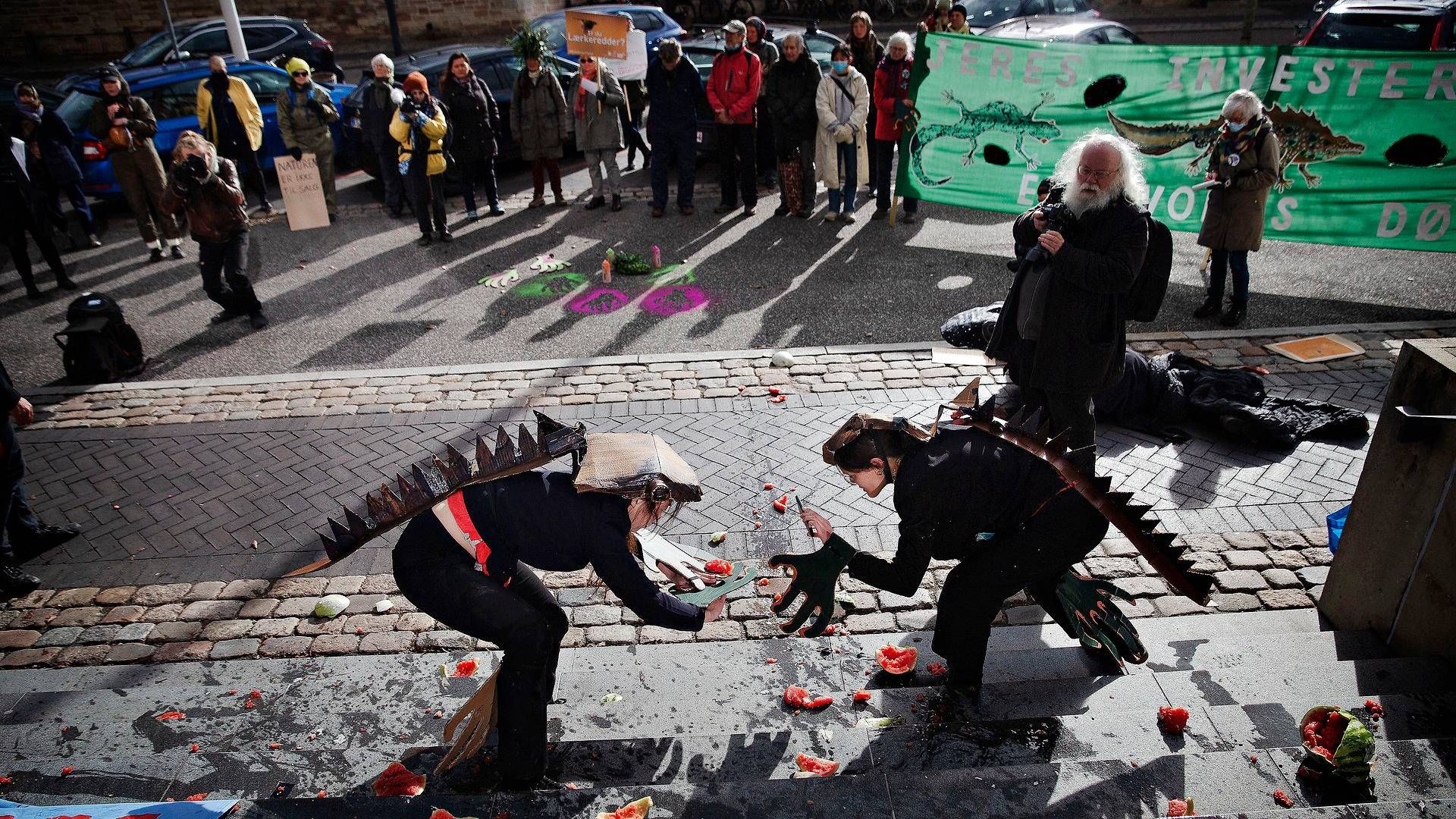 Miljøaktivister i aktion foran Pension Danmark - en af bygherrerne bag Fælledby. | Foto: Martin Lehmann/Ritzau Scanpix