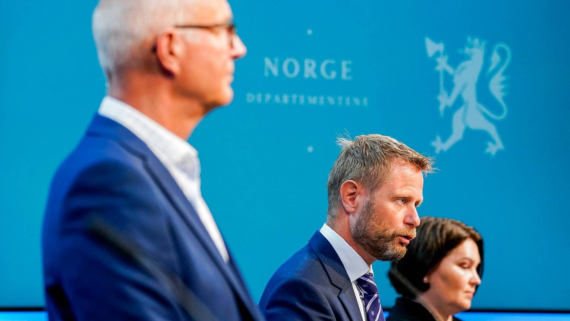 Helse- og omsorgsminister Bent Høie, helsedirektør Bjørn Guldvog og assisterende direktør i Folkehelseinstituttet, Gun Peggy Strømstad Knudsen under en pressekonference. | Foto: Torstein Bøe/NTB/Ritzau Scanpix