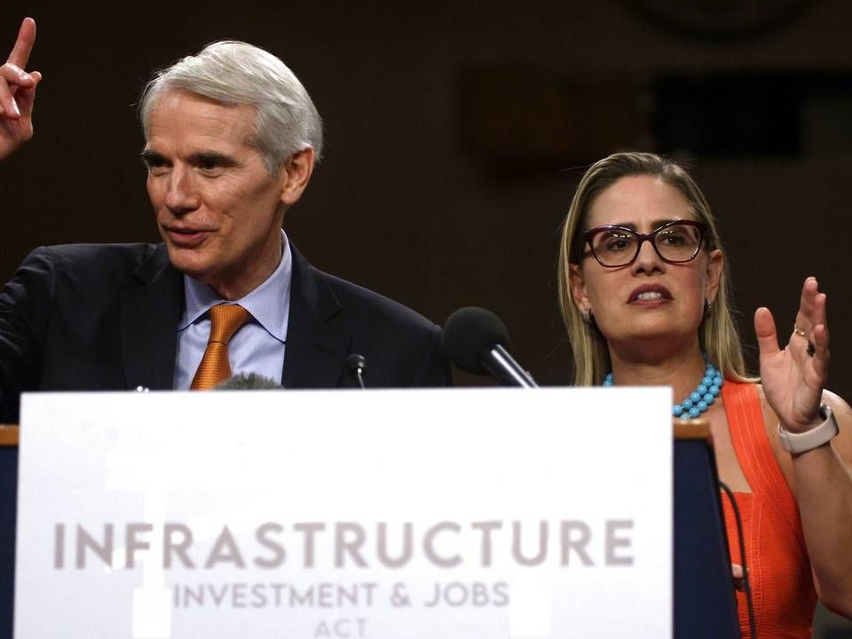 Senatorerne Rob Portman (Republikaner fra Ohio) og Kyrsten Sinema (Demokrat fra Arizona) ved en pressekonference om infrastrukturaftalen. | Foto: Alex Wong/AFP/Ritzau Scanpix