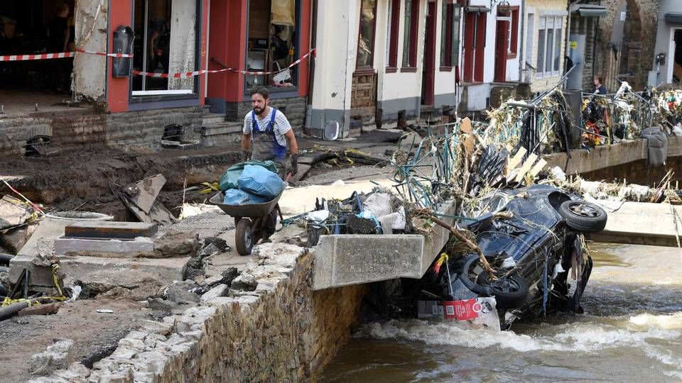 Her ryddes det opp etter flommen som rammet Bad Münstereifel i Tyskland tidligere denne måneden. | Foto: Roberto Pfeil / DPA / AP / NTB