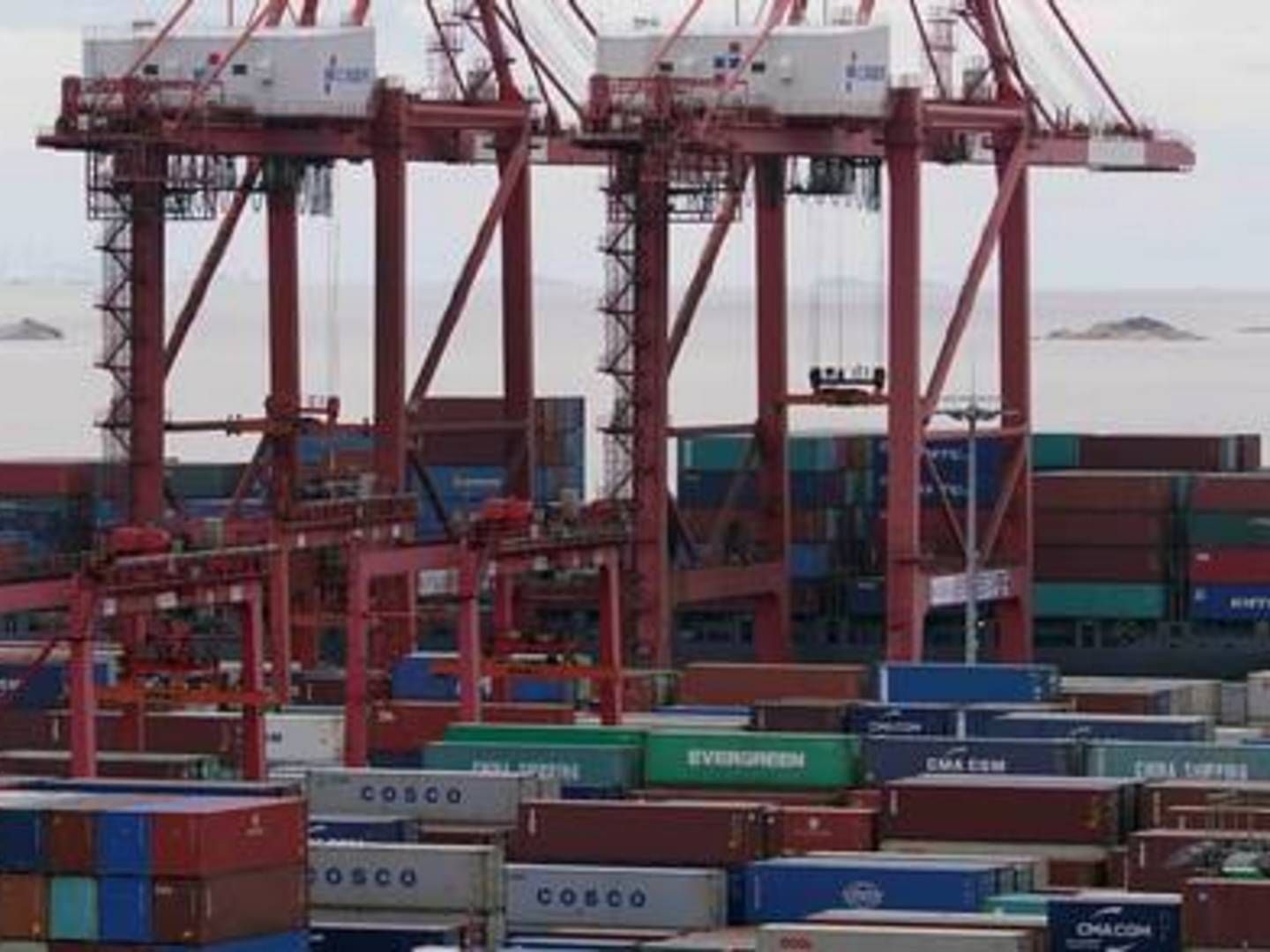 Virksomheder over hele verden melder om stejlt stigende fragtomkostninger, fordi der er mangel på fragtkapacitet, som bl.a. fører til strandede varer i containere i Kina, De forsøger nu at gøre sig mindre afhængige af transport på tværs af kloden. | Foto: Reuters/Aly Song