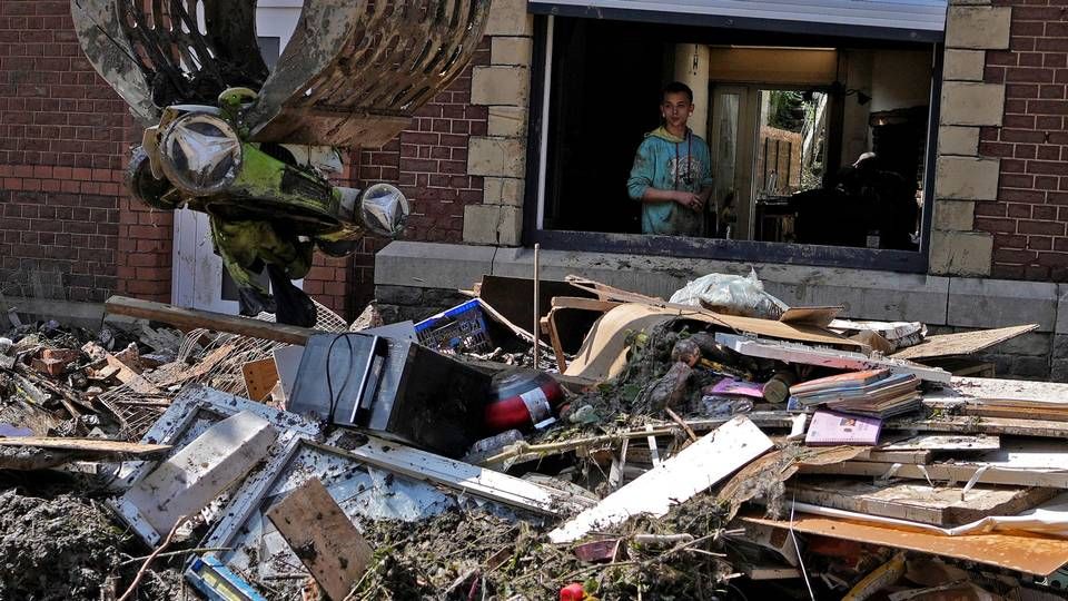 En kran må hente ødelagte eiendeler etter at en flom rammet Belgia 17. juli. | Foto: AP Photo/Virginia Mayo