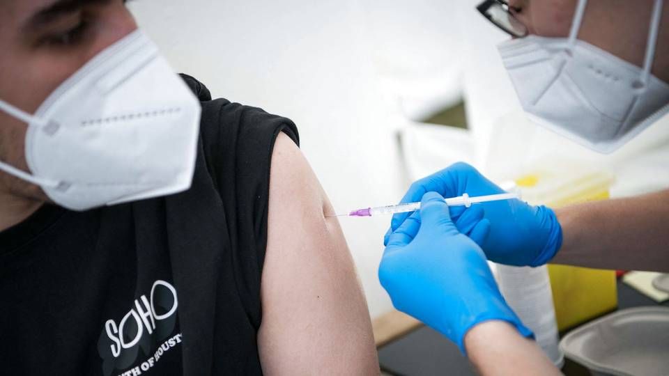 Det er op til sundhedsmyndighederne at vurdere, om ældre og sårbare borgere skal vaccineres, men sundhedsordførerne fra Konservative, Dansk Folkeparti og Enhedslisten mener, at det er noget, myndighederne bør se på. | Foto: Stefanie Loos/AFP/Ritzau Scanpix