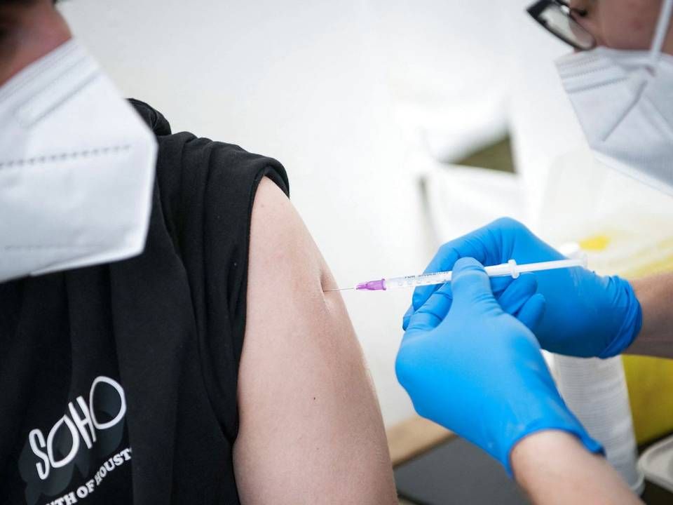 Det er op til sundhedsmyndighederne at vurdere, om ældre og sårbare borgere skal vaccineres, men sundhedsordførerne fra Konservative, Dansk Folkeparti og Enhedslisten mener, at det er noget, myndighederne bør se på. | Foto: Stefanie Loos/AFP/Ritzau Scanpix