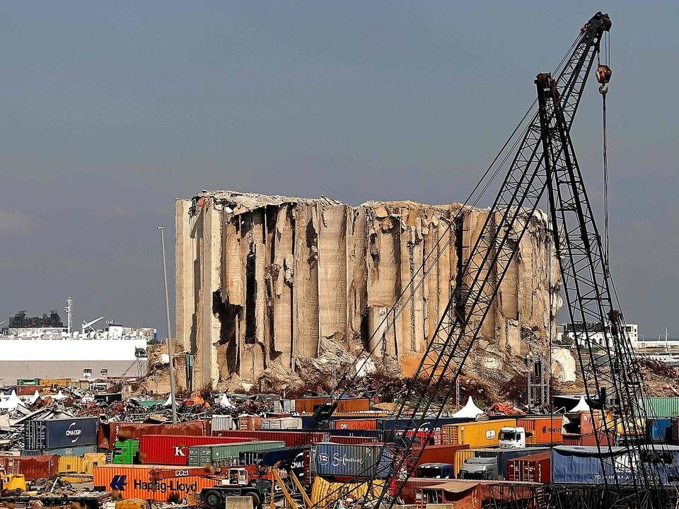 Et billede af kornsiloerne viser stadig omfanget et år efter eksplosionen på havnen i Beirut. | Foto: Joseph Eid/AFP/Ritzau Scanpix