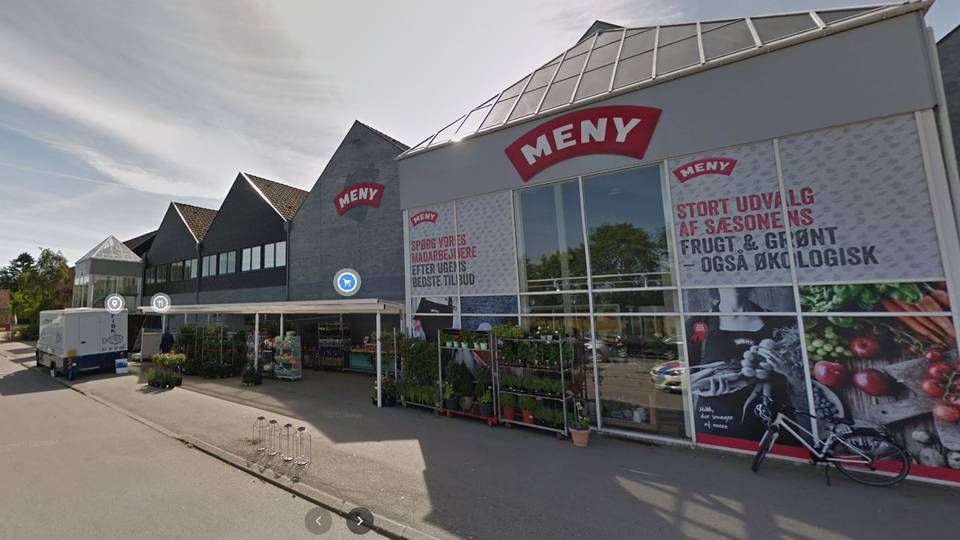 Hvis det står til grundejerne, vil første og en kommende anden sal i forbindelse med den nuværende Meny-butik i Kirsebærgården i Allerød Kommune lægge areal til boliger. | Foto: Google Street View