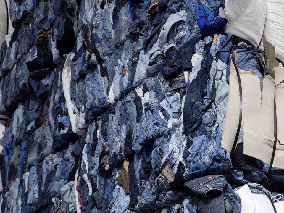 Genanvendeligt tekstilaffald hober sig op på centrallagere. | Foto: Nanna Navntoft