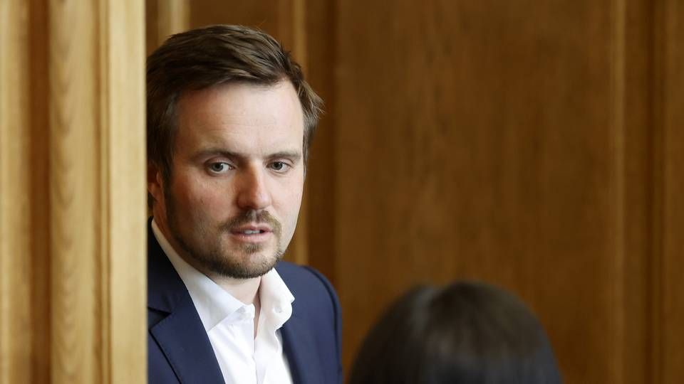 Erhvervsminister Simon Kollerup (S) fortæller, at regeringen vil fremlægge nyt lovforslag med henblik på regulering af indhold på sociale medier i efteråret. | Foto: Jens Dresling/Ritzau Scanpix