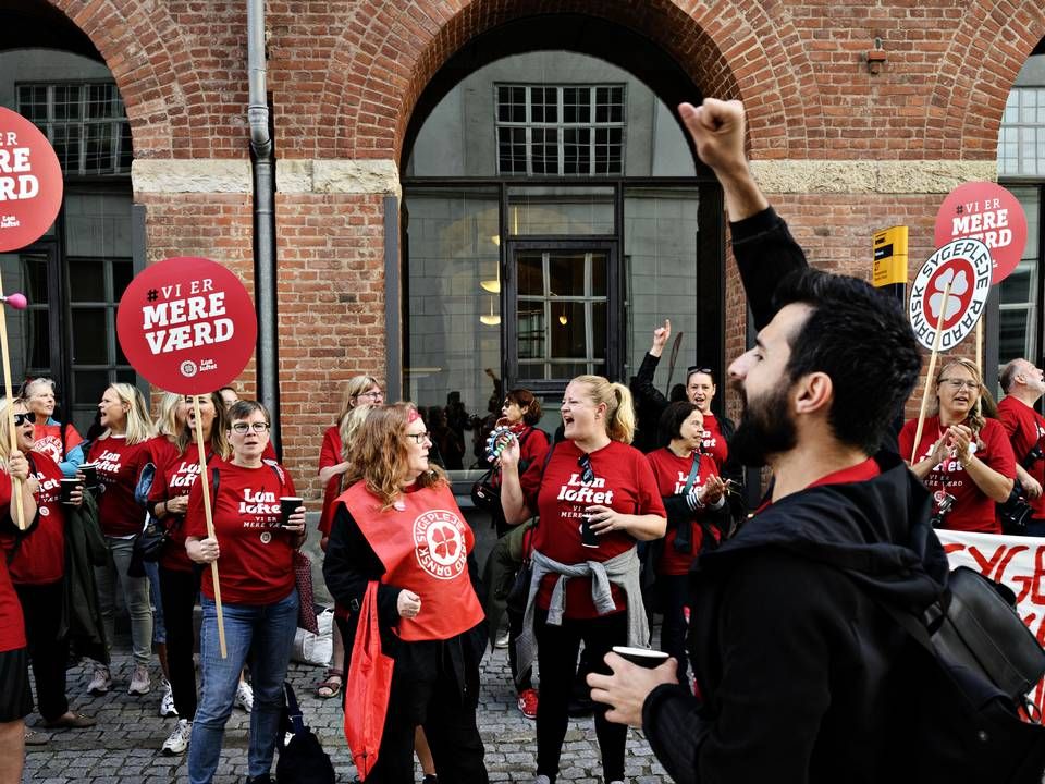 Strejkende sygeplejersker ved onsdagens møde hos Danske Regioner i København. | Foto: Philip Davali