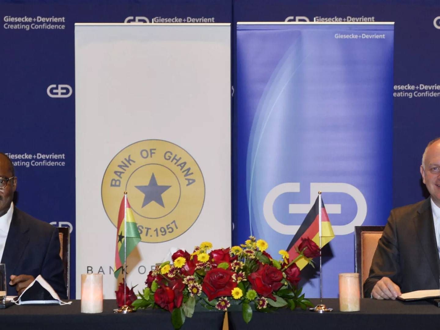 Ernest K.Y. Addision, Gouverneur der Bank of Ghana und Wolfram Seidemann, CEO von Giesecke+Devrient Currency Technology bei der Unterzeichnung des Partnerschaftsvertrags | Foto: Giesecke+Devrient