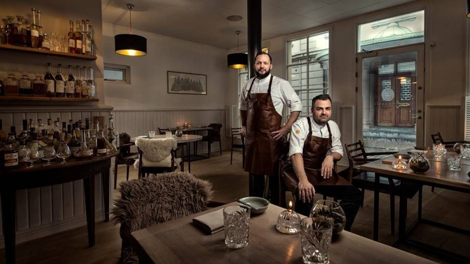 Kokkene bag Gastromé, Søren Jakobsen (tv) og William Jørgensen, har sammen med en investor skiftet et nyt selskab, der skal drive Michelin-restauranten Gastromé videre. | Foto: Foto: Casper Holmenlund Christensen