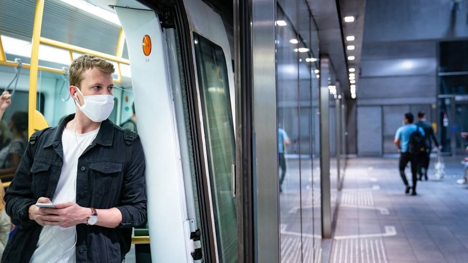 Fra lørdag er det ikke længere et krav at bære mundbind, når man stiger af og på f.eks. metrotog. | Foto: Emil Helms/Ritzau Scanpix