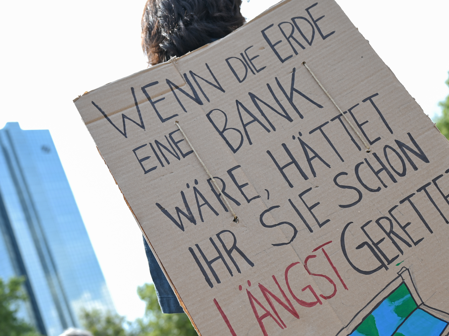 Eine Demonstrantin beim zentralen Klimastreik von Fridays for Future auf dem Frankfurter Opernplatz | Foto: picture alliance/dpa | Arne Dedert
