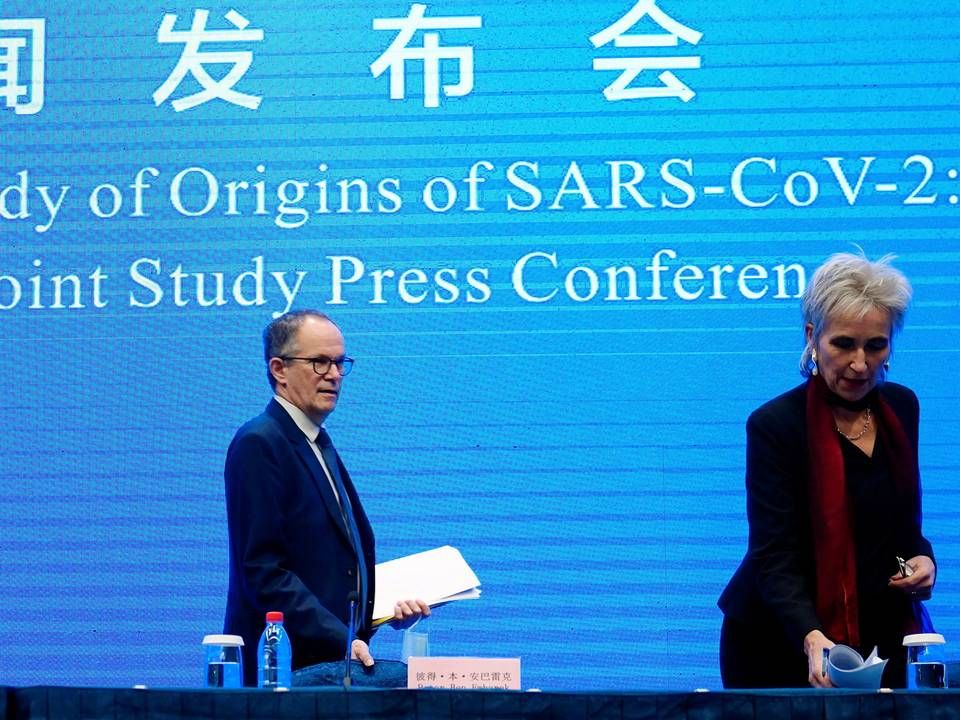 Peter Embarek (tv.) stod sammen med kineseren Liang Wannian i spidsen for WHO's undersøgelse af Institut for Virologi i Wuhan. Foto: Ng Han Guan/AP Photo | Foto: Aly Song/REUTERS / X01793
