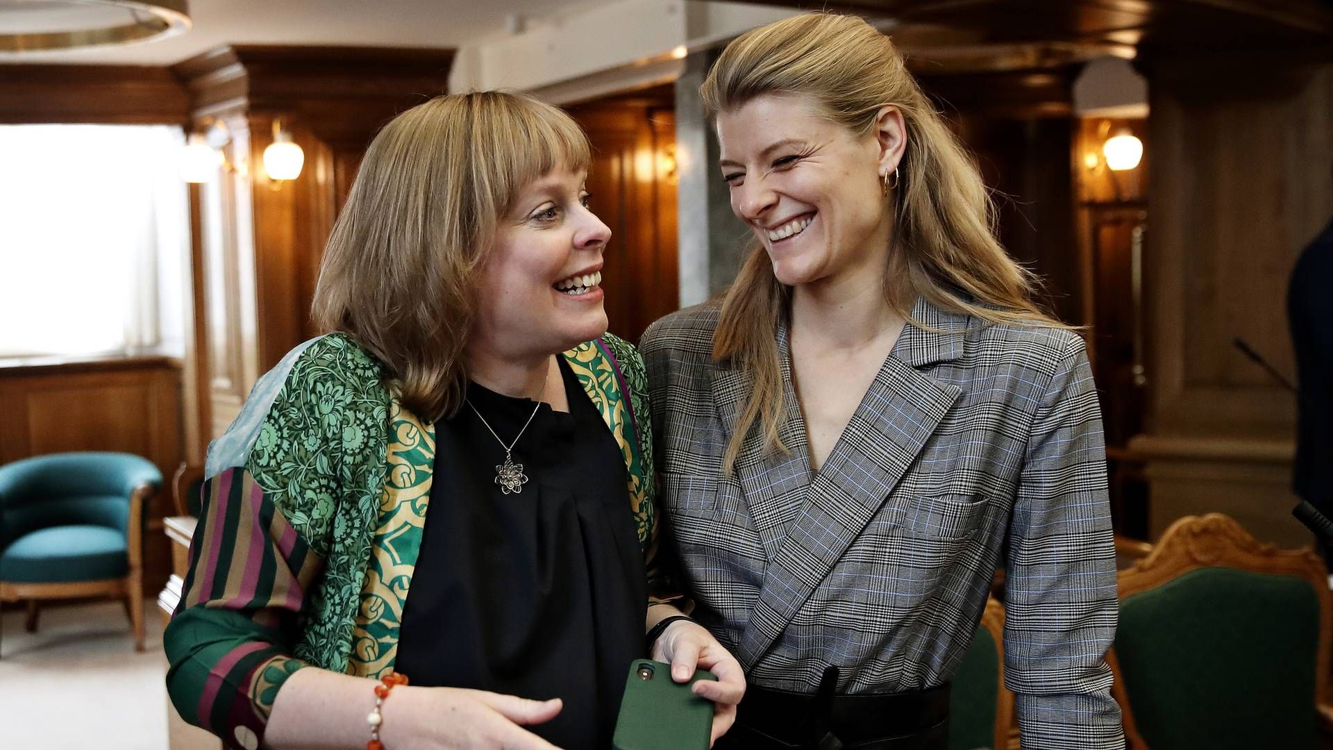 Joy Mogensen (til venstre), da hun i august i år overdragede posten som kulturminister til partikollegaen Ane Halsboe-Jørgensen. | Foto: Jens Dresling/Ritzau Scanpix