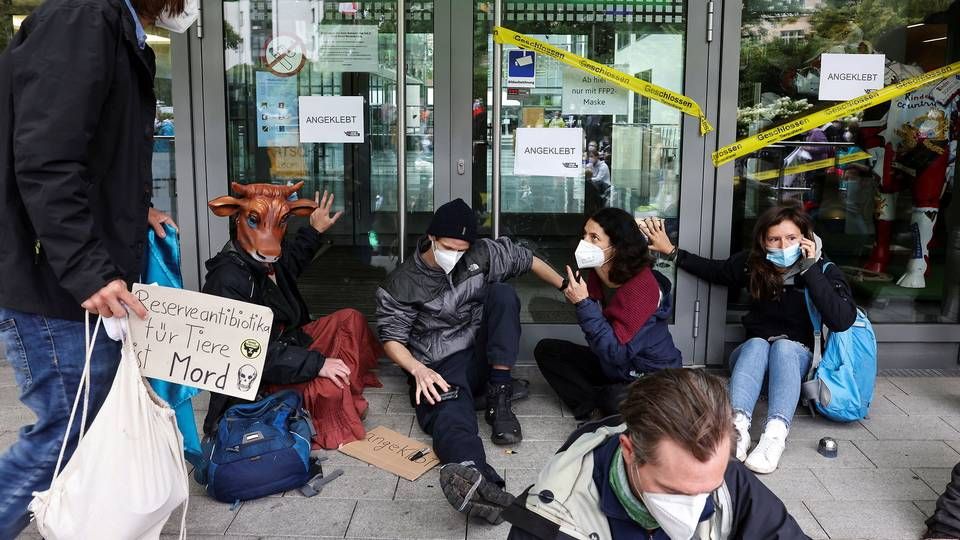 Nogle af demonstranterne fra gruppen Extinction Rebellion limede deres hænder fast til indgangen ved landmændenes interesseorganisation DBV i Berlin. | Foto: Christian Mang/Reuters/Ritzau Scanpix