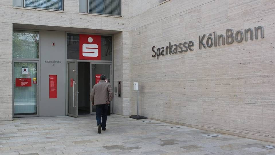 Ein Kunde auf dem Weg zum Eingang einer Filiale der Sparkasse Köln-Bonn. | Foto: picture alliance / Wolfgang Moucha | Wolfgang Moucha