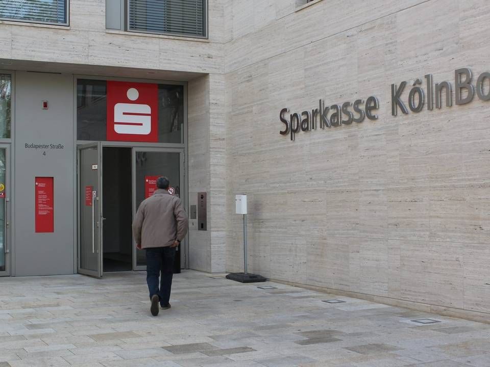 Ein Kunde auf dem Weg zum Eingang einer Filiale der Sparkasse Köln-Bonn. | Foto: picture alliance / Wolfgang Moucha | Wolfgang Moucha