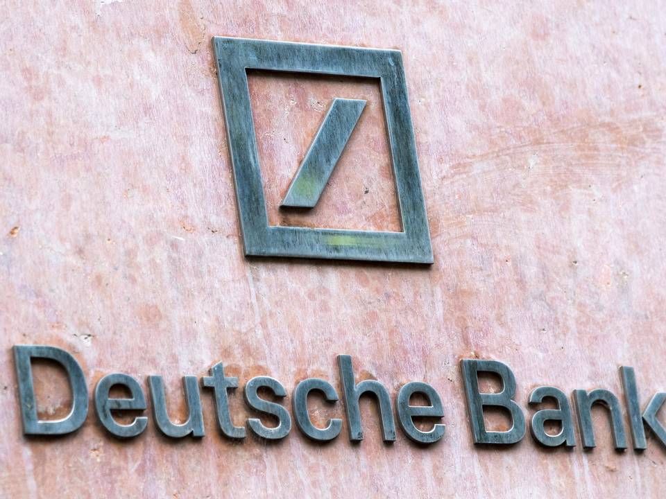 Das Logo der Deutschen Bank an einem Gebäude in Paris. | Foto: picture alliance / abaca | Niviere David/ABACAPRESS.COM