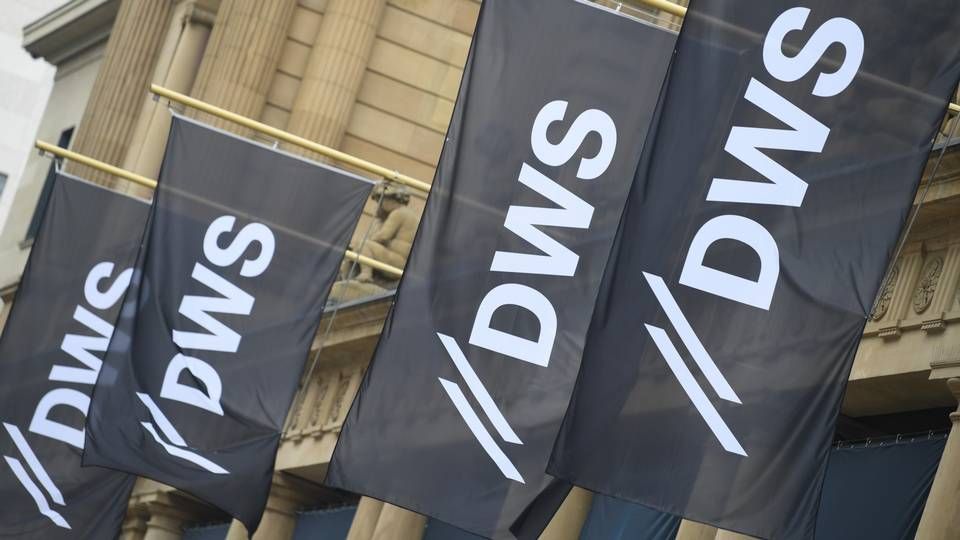 Fahnen mit dem Logo der DWS Group an der Frankfurter Wertpapierbörse. | Foto: picture alliance / Arne Dedert/dpa | Arne Dedert