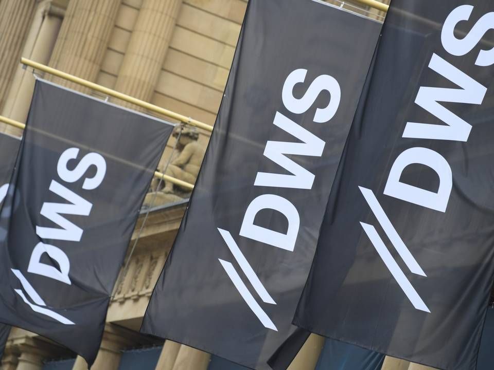 Fahnen mit dem Logo der DWS Group an der Frankfurter Wertpapierbörse. | Foto: picture alliance / Arne Dedert/dpa | Arne Dedert