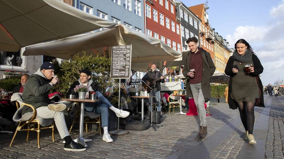 Udendørsservering i Nyhavn. Restauranter og det øvrige samfund er genåbnet efter coronanedlukninger, men mange virksomheder er fortsat økonomisk pressede. | Foto: Finn Frandsen