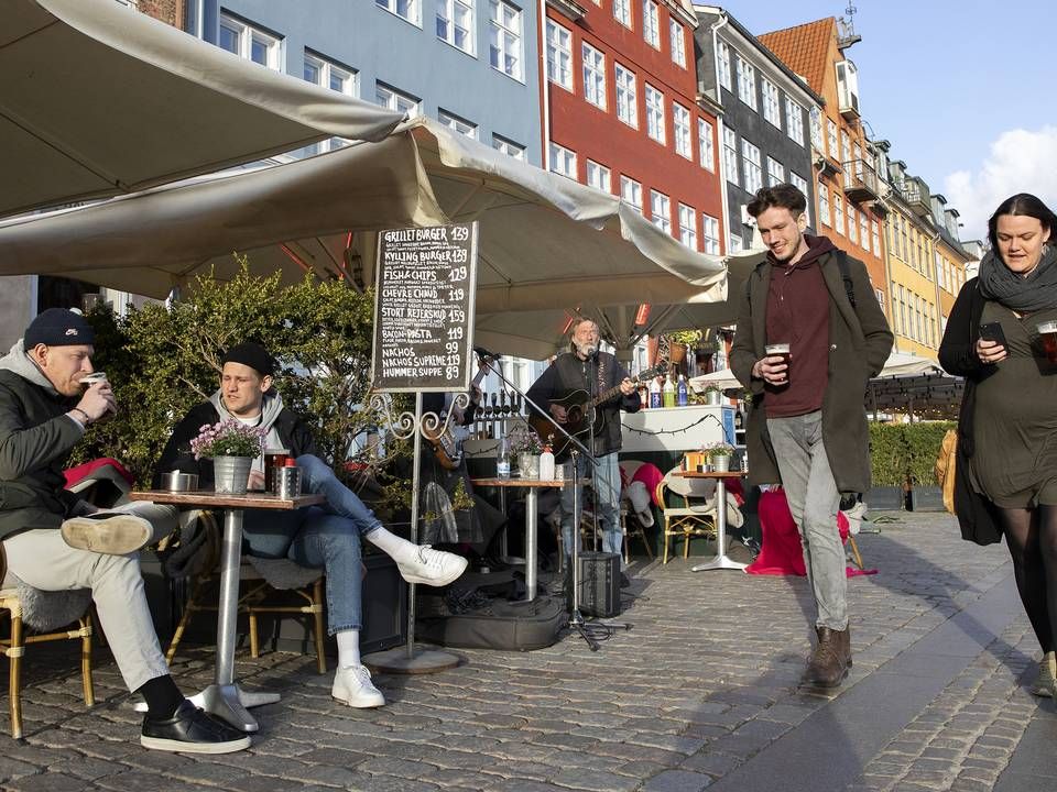 Udendørsservering i Nyhavn. Restauranter og det øvrige samfund er genåbnet efter coronanedlukninger, men mange virksomheder er fortsat økonomisk pressede. | Foto: Finn Frandsen