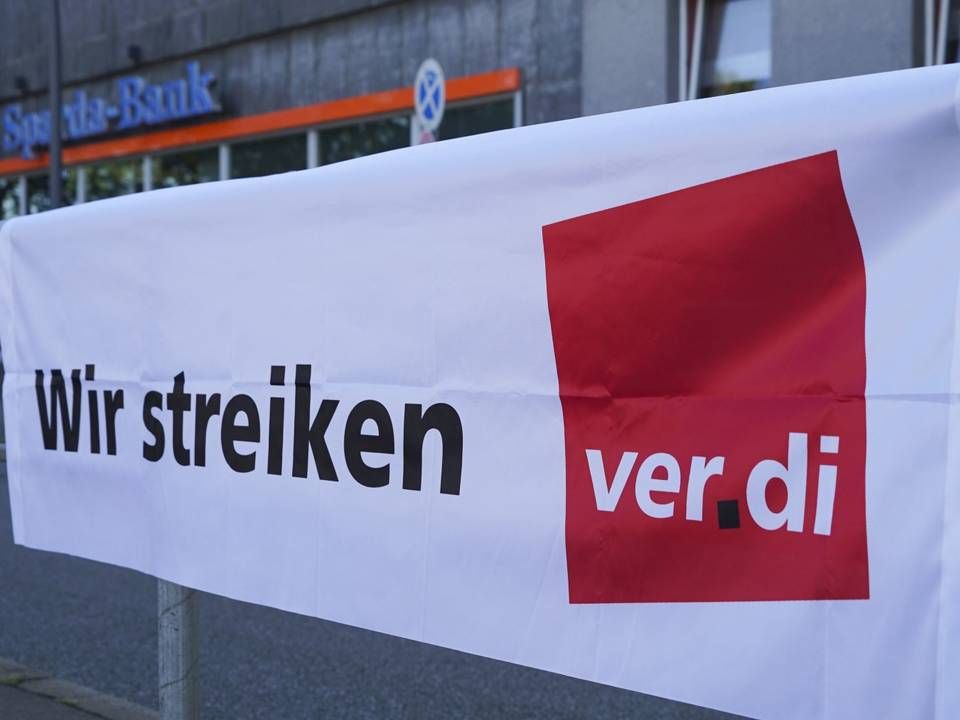 Streik-Plakat vor einer Filiale der Sparda-Bank Hamburg im Juli 2021 | Foto: picture alliance