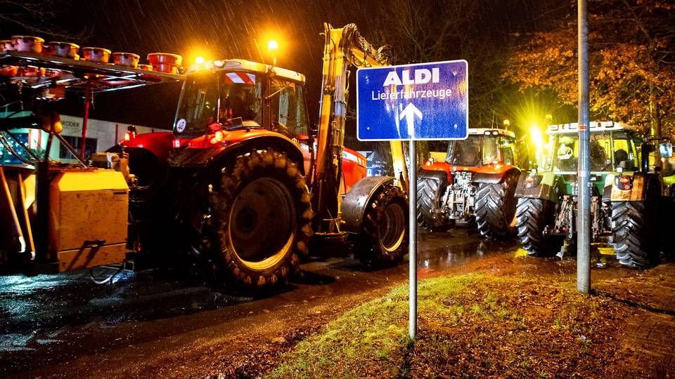 Det er ikke første gang, tyske landmænd protesterer mod et prispres fra Aldi. Her ses landmænd i traktorer, som i december 2020 protesterede mod kædens priser på smør. | Foto: Hauke-Christian Dittrich/AP/Ritzau Scanpix