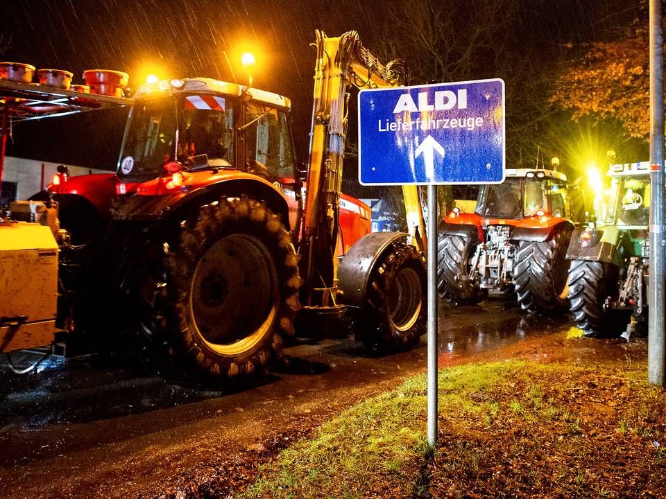 Det er ikke første gang, tyske landmænd protesterer mod et prispres fra Aldi. Her ses landmænd i traktorer, som i december 2020 protesterede mod kædens priser på smør. | Foto: Hauke-Christian Dittrich/AP/Ritzau Scanpix