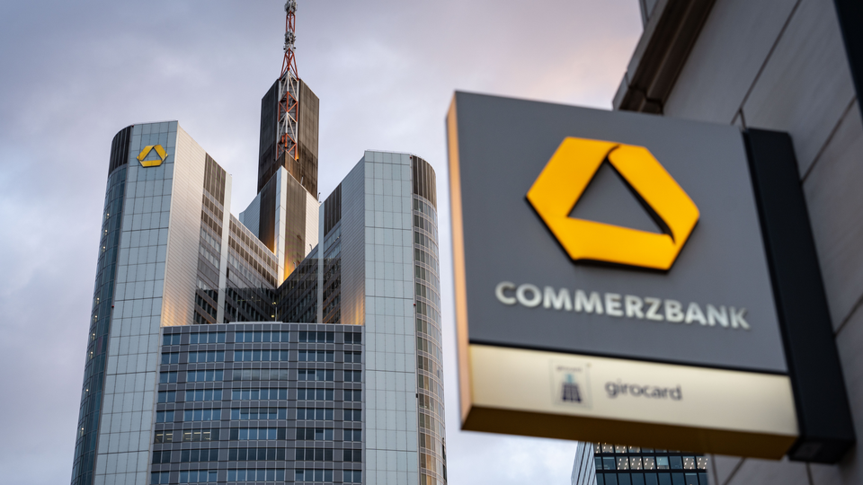Das Logo des Commerzbank ist an einer Filiale in Sichtweite der Zentrale der Commerzbank angebracht. | Foto: picture alliance/dpa | Frank Rumpenhorst