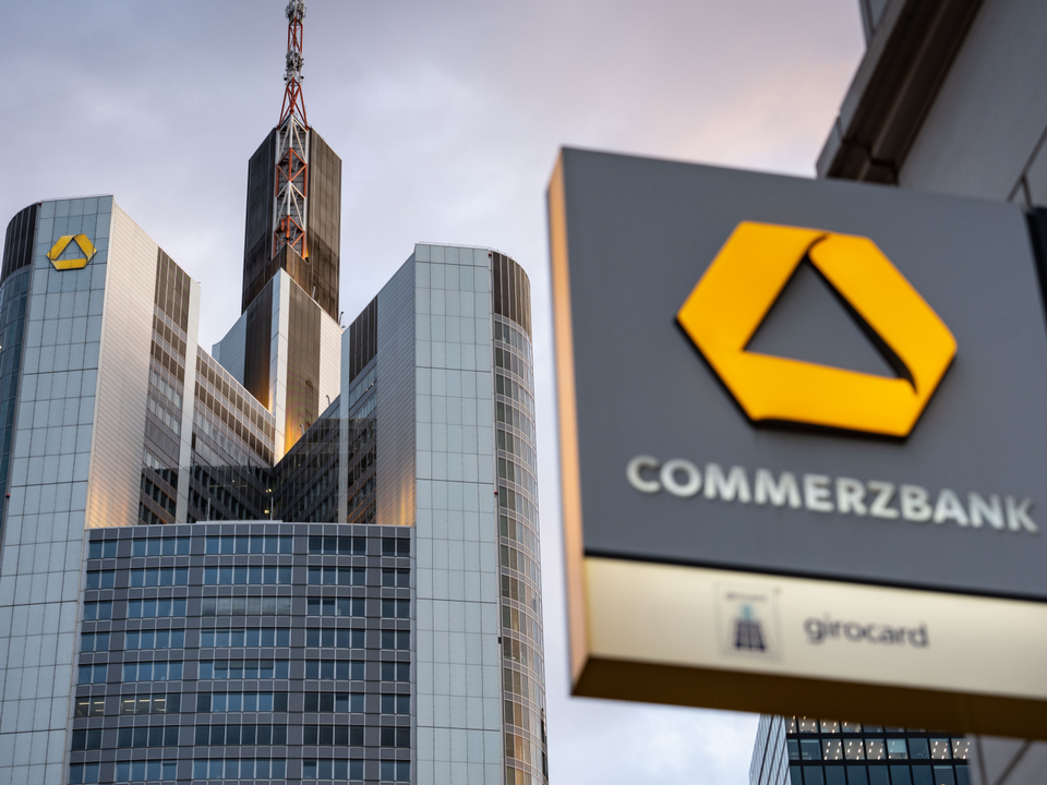 Das Logo des Commerzbank ist an einer Filiale in Sichtweite der Zentrale der Commerzbank angebracht. | Foto: picture alliance/dpa | Frank Rumpenhorst