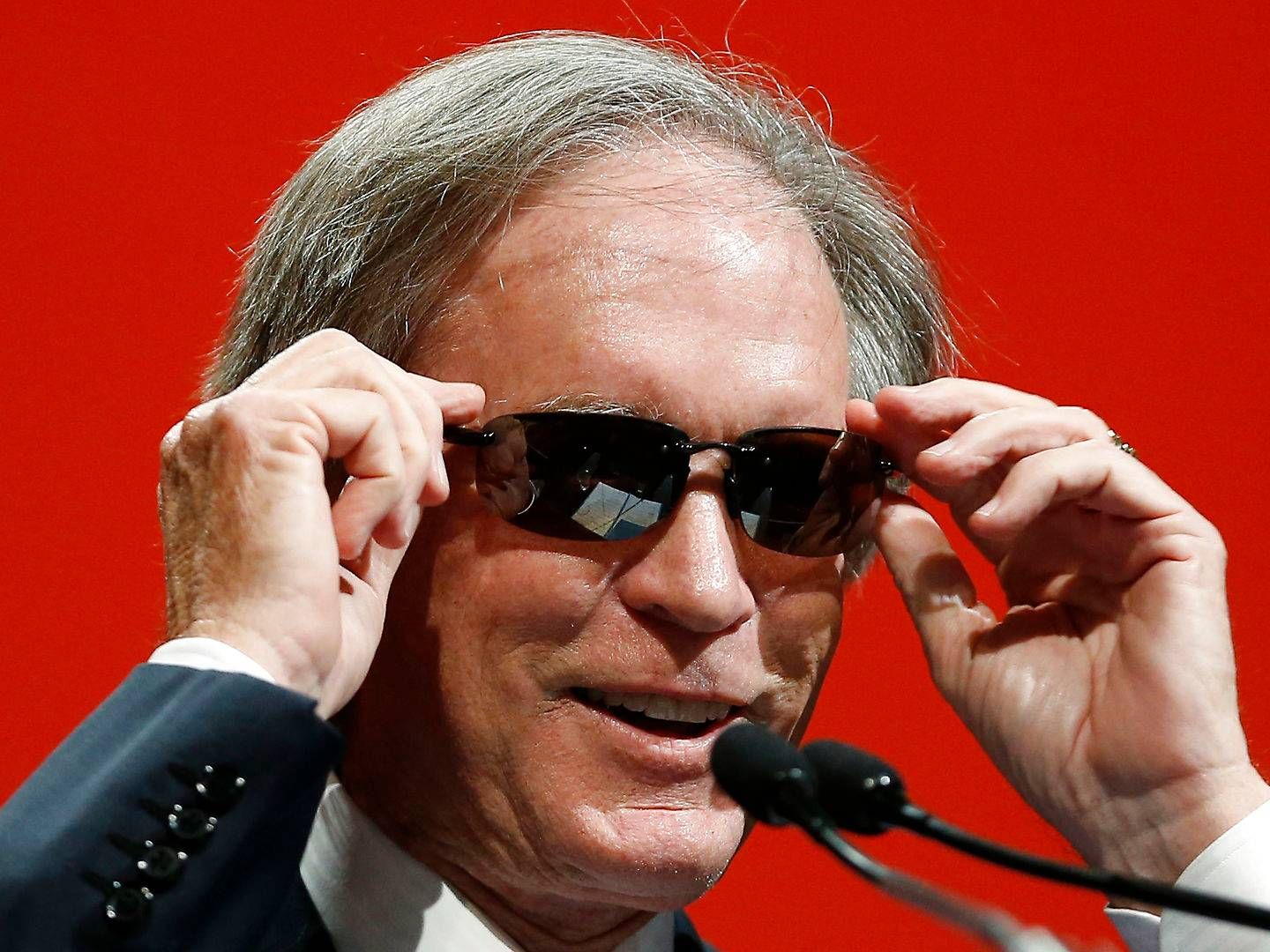 Bill Gross, co-founder and co-chief investment officer of Pacific Investment Management Company (PIMCO), adjusts his sunglasses as he arrives to speak at the Morningstar Investment Conference in Chicago | Photo: Jim Young/Reuters/Ritzau Scanpix