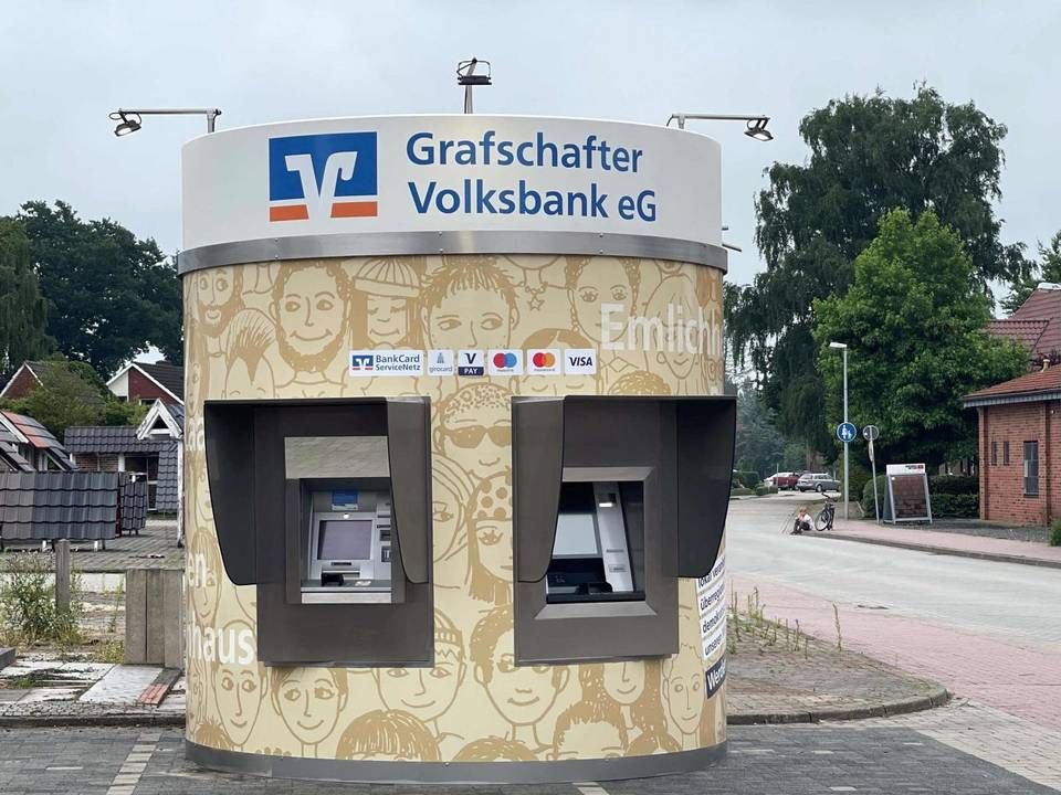 Einen der ersten massiv geschützen Geldautomaten hat die Grafschafter Volksbank aufgestellt. | Foto: R+V
